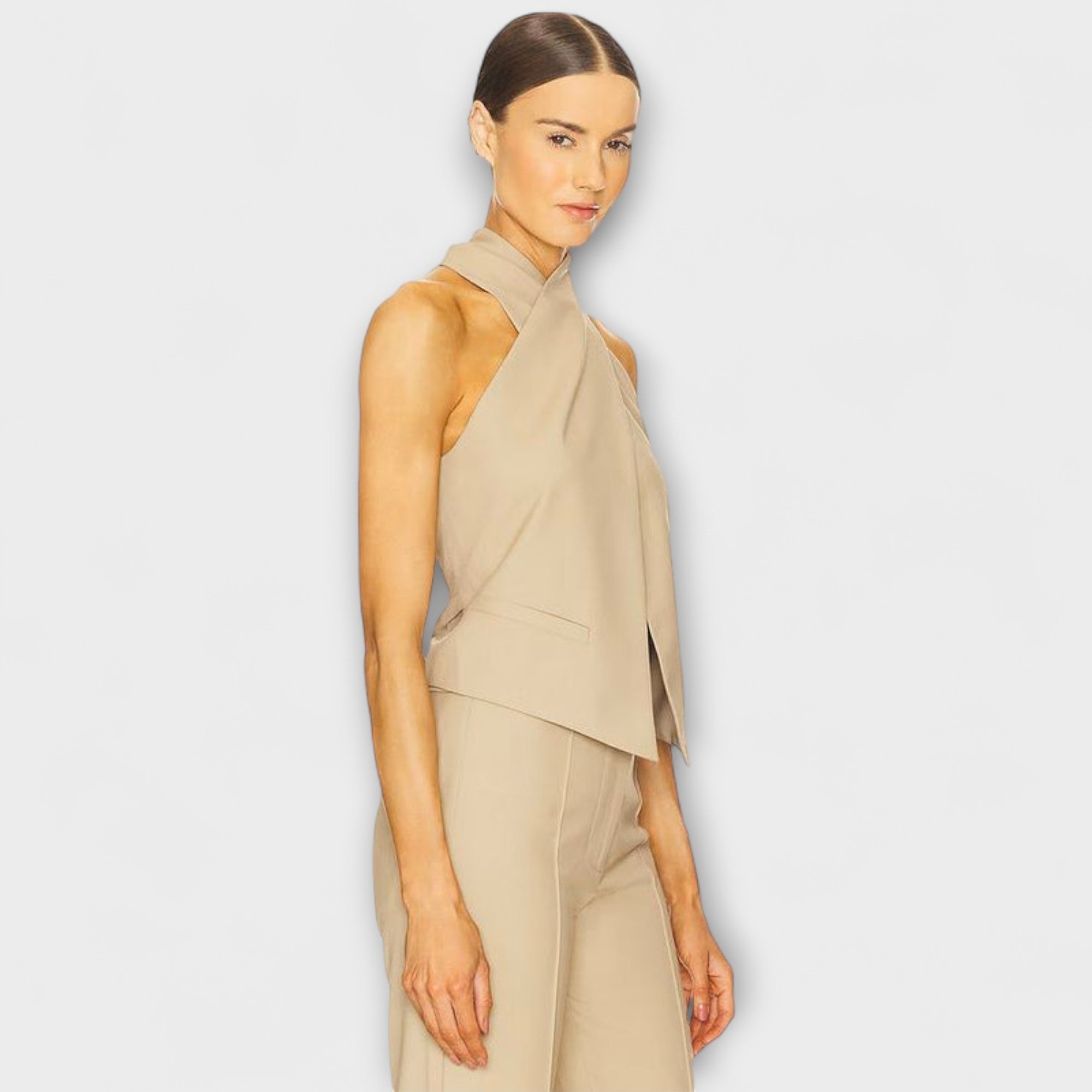 Czerwiec - Top na ramiączkach z krzyżowym dekoltem