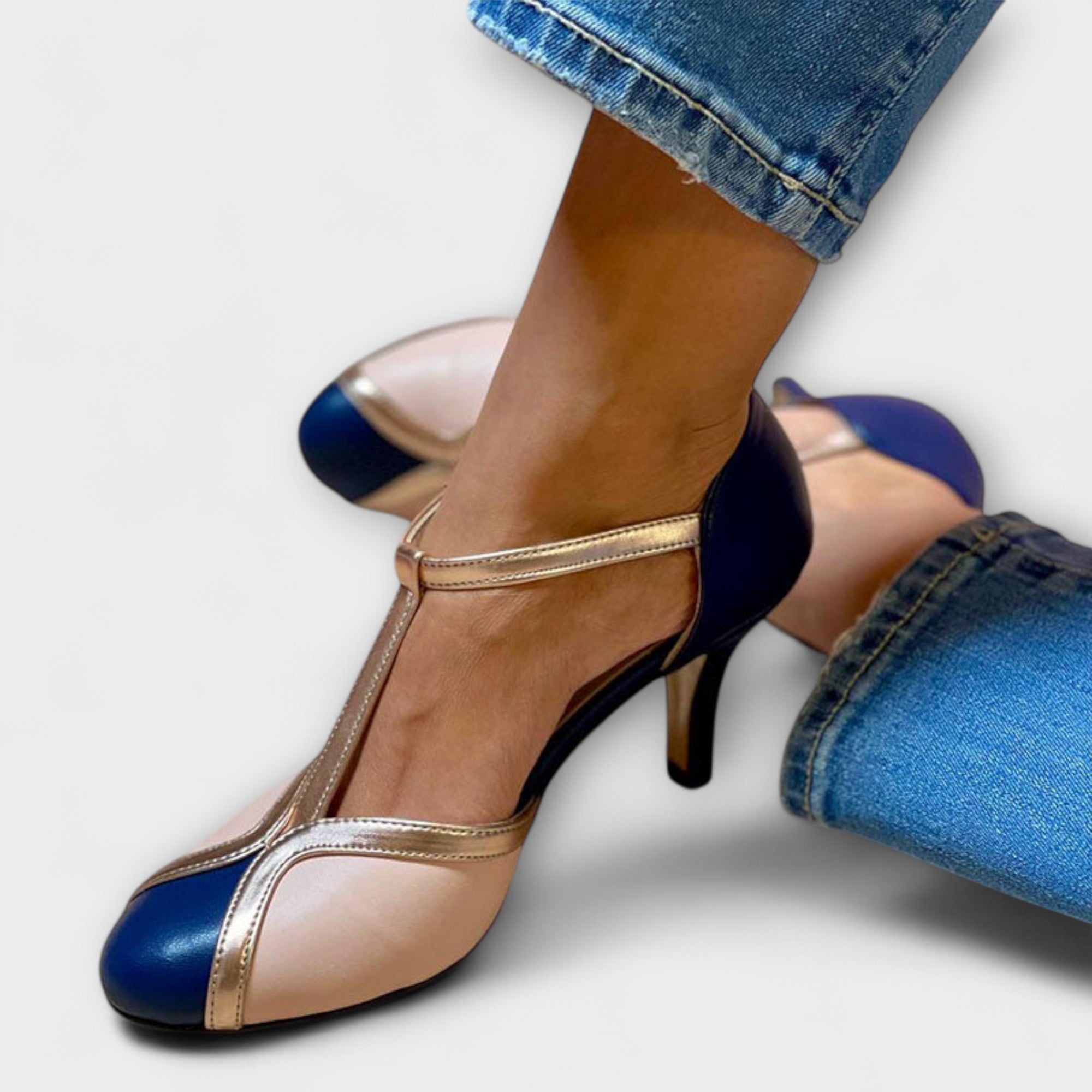 Alessia – Elegancja w Dwu Tonach z T-Strap