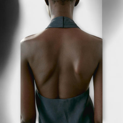 Hannah - Niebieski Top na Halter z Wycięciem na Plecach